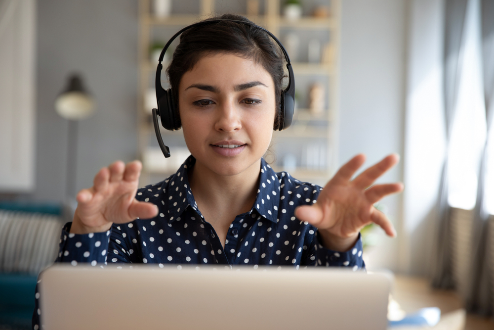 Preparador funcionario impartiendo tutoría virtual a un alumno